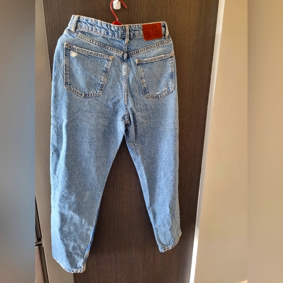 Zara Mom Fit Denims - Picture 2 of 4